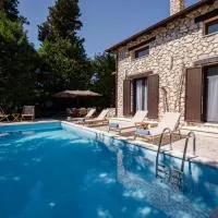 Villa Fuoco, Lefkas G-Villas, a luxury villa with private pool, 10 mins drive from the beach, hotel a Marantochori