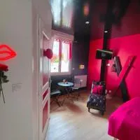 LOVE Room intime & élégante-Expérience Romantique près de Royan, Côte Atlantique, hotel a Breuillet