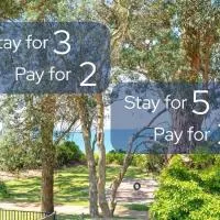 Sabia Beach House by Book Jervis Bay - Beachfront - Sleeps 6, хотел в Винсентия