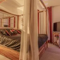 Suite romantique LMF SPA intérieur piscine privés jardin et lit King size, hótel í Rousson