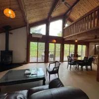 Cabin D 3min walk Lake Saiko remote work BBQ, 5min drive Kawaguchi Lake Mt Fuji view、鳴沢村のホテル