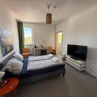 Bluestone Apartments - 23qm, modernes Apartment, 50zoll TV, Streamer, Kaffee-Nespresso, Schwarztee-Tee incl, kostenfreie Parkplätze, Blaustein-Ulm, hotel v destinaci Blaustein