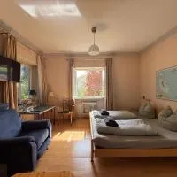 Lautertal Panorama-Suite - Kingsize-Bett & Badewanne & Dusche - Raucherbereich vor überdachten Terrasse - Rosengarten - Parkplätze 15m entfernt- Naturschutzgebiet vor Haustüre - sehr ruhige Gegend - Self-Checkin - 45qm2, hotel v destinaci Blaustein