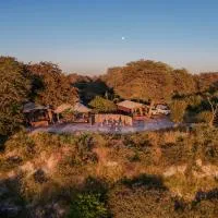 Camp Naledi - Exclusive Safari Tented Lodge with River View I Full Board I Natural Plunge Pools I Free WiFi, hotel v mestu Botie