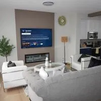 Newly built 3 bedroom Sundown Home With AC โรงแรมในCochrane