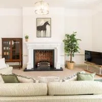 Stunning Sea Views & Designer Living Sleeps 5, hotel v destinaci Exmouth