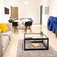 ART- D Deluxe 3 BR Apartment - Breakbooking CY, hotel en Limassol