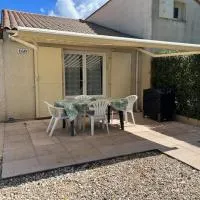 Le Clos des Chênes Maison - Vue Lac -، فندق في لو ماثيز