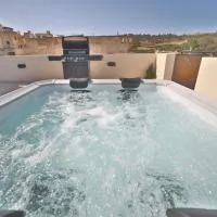 Hot Tub With View, Stylish 3BR, Heart of Ghajnsielem, hotel v mestu Għajnsielem