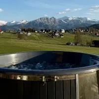 SkyView Wierch Private Jacuzzi Mountain View, hotel di Ząb