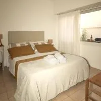 DEPARTAMENTO cerca de CABA hasta 4 personas Parking Gratis Patio ideal familias estadias cortas por Trabajo Recitales Salud y Capacitaciones, hotel em Martínez