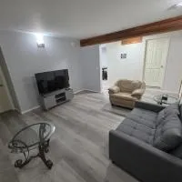 Spacious 3-Bedroom Private Guest Suite, hotelli Inuvikissä