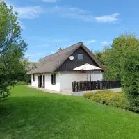 Hét Fenyő Vendégház / Seven Pines Holiday House, hotel sa Sukoró