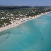 Villetta Mare Azzurro con Piscina a 230 mt dalla spiaggia di Punta Prosciutto, hótel í Punta Prosciutto