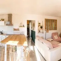 Maison ensoleillée de plain-pied ouvert sur un jardin clôturé, hotel u gradu Mallemoisson