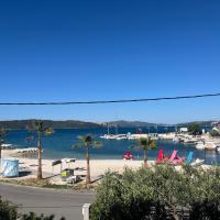 Apartment Sorriso - 1ST ROW BY THE BEACH, hotel i Trogir