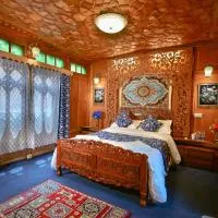 Lily Houseboat, Hotel in Srinagar