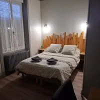 Le Café D Ici, hotel u gradu Saillat-sur-Vienne