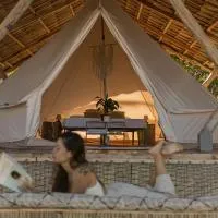 Glamping at Kalumo Lodge - Tent 1, hotelli kohteessa Oslob