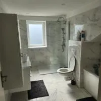 Maison avec jardin dans un quartier résidentiel, מלון בHerseaux