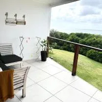 Absolute Beachfront Sanctuary at Hastings Point، فندق في هاستينغ بوينت