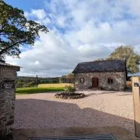 Shires Barn - with hot tub and views in Devon, khách sạn ở Crediton