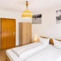 Basic Work Stay Rooms - Highspeed WiFi - Easy Self Check-In - Practical and Affordable Stay: Bürs şehrinde bir otel