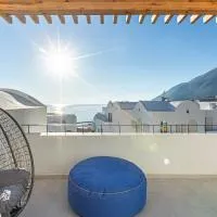 Santorini Luxury Room 1 - Private Terrace with Sea View, Parking and more, hotelli kohteessa Palasë