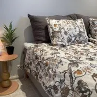 Lovely room by the sea with shared kitchen and bathroom, hotel em Hundsnes