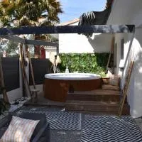Céven' Ô Calme Gîte T2 avec jacuzzi privé, piscine et jardin, hotell i Massillargues-Attuech