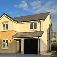 The Thistle - Room with attached Bath- Free Parking & WIFI, Shared House, hotel di Newarthill