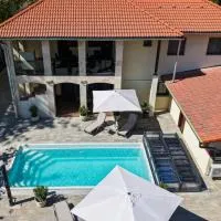 Mirage Apartments & Pool - Balatonboglar, hotel en Balatonboglár