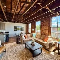 Summit Soul Apartment in Downtown Pilot Mountain, Historic Building: Pilot Mountain şehrinde bir otel