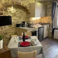 Studio Deluxe Hermès, hotel u gradu Saint-Chamas
