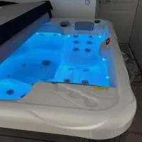 Maison avec Jacuzzi Intérieur, Hotel in Chaon