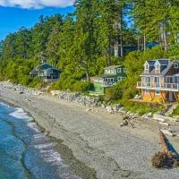 2BR Beachfront Cottage w/ Grill & Expansive Deck, hotell sihtkohas Point Roberts