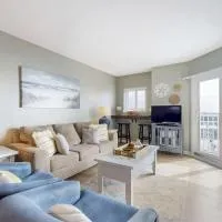 Bright coastal condo with Gulf views pools hot tub & private balcony, hotelli kohteessa Gulf Shores