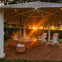 Swannie Creek private nature retreat with hot tub and fireplace, hotel v destinácii Grabouw