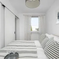 Cozy Apartment with Balcony Near the Sea by Noclegi Renters: Sarbinowo şehrinde bir otel