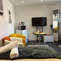 Self-Contained Studio with Ensuite & Private Access, hotel em Hardwicke