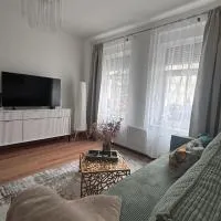 Apartment 45 - Moderne, ruhige 2 Zimmer-Wohnung mit WLAN in Wittenberge, Komplett ausgestattet mit EBK, ideal für Business, Privataufenthalte, Radfahrer sowie kurze und längere Aufenthalte - einzeln oder als Paar - Nahe Bahnhof, Zentrum - Fahrradgarage, hotel em Wittenberge