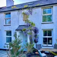 Anglesey 2 bedroom stone cottage dog friendly with EV, hotel u gradu Amlwch