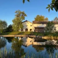 Esterbauer Homes, Gewölbe Wohnung 4P, Moderne Stadel Loft 4P und Generationen Farmhaus 9P in ruhiger Alleinlage mit Schwimmteich am Hof Neuberg, hotel in Niedertaufkirchen