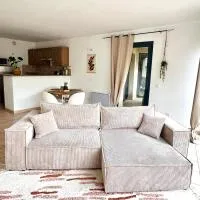 Séjour cosy avec vue sur chateau à Vogüé, מלון בווג