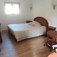 Valérie GOUFFÉ Chambres d'hotes، فندق في Parigné-lʼÉvêque