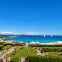 Sea View Three-Bedroom House 50m from the Beach, hotel i Baja Sardinia