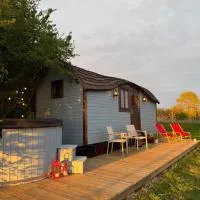 Żuławska Zielona Przystań, całoroczny domek na kołach Sikorka โรงแรมในIzbiska