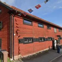 Lägenhet med kök och badrum och 4 bäddar i ett stort rum, hotell sihtkohas Österbybruk