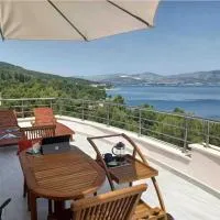 Blissful two bedroom apartment by the sea, viešbutis mieste Slatine