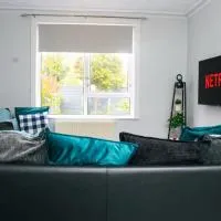 Comfy Castleton Haven - 3 BEDROOM accommodation near M62 & M60 Motorways and Easy access to Manchester City Centre - Netflix and free high speed WIFI, hotelli kohteessa Castleton